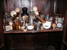 Collezione 77 Bottiglie Flaconi Alambicco Mortaio Farmacia Chimica Farmaceutica