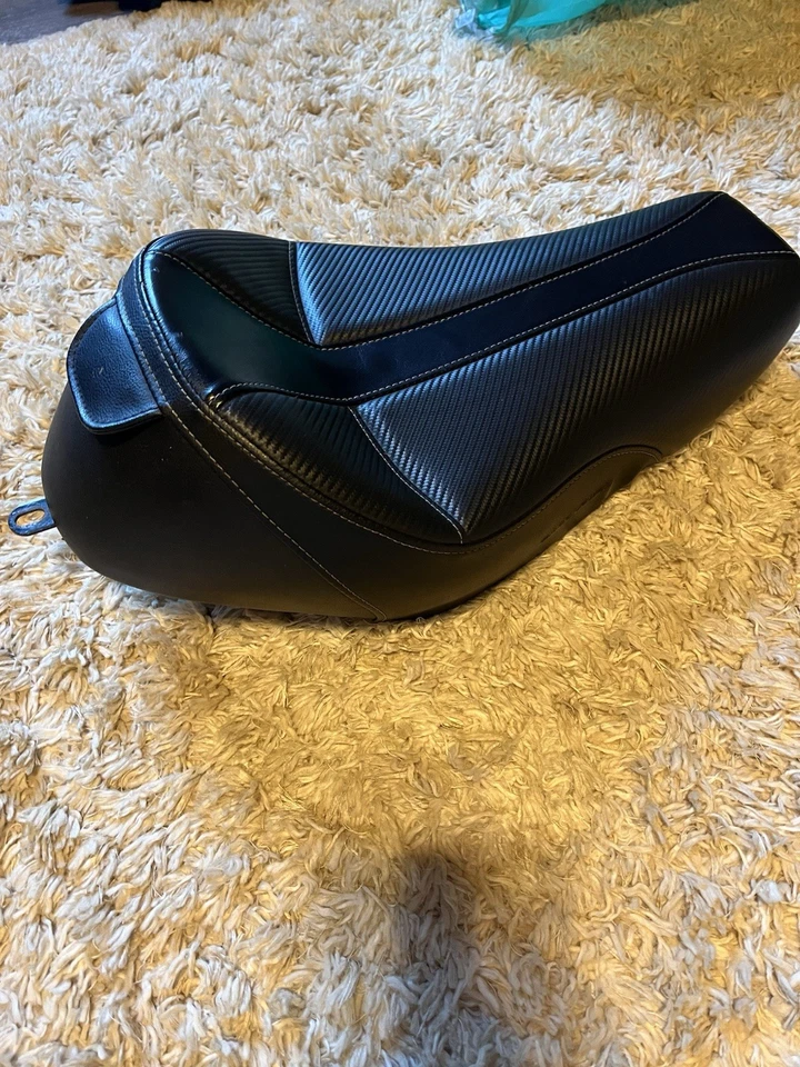 Saddlemen Dominator Solo Seat Harley Davidson 2004-2022 Black 3.3 gallon tank   - Image 2 of 4