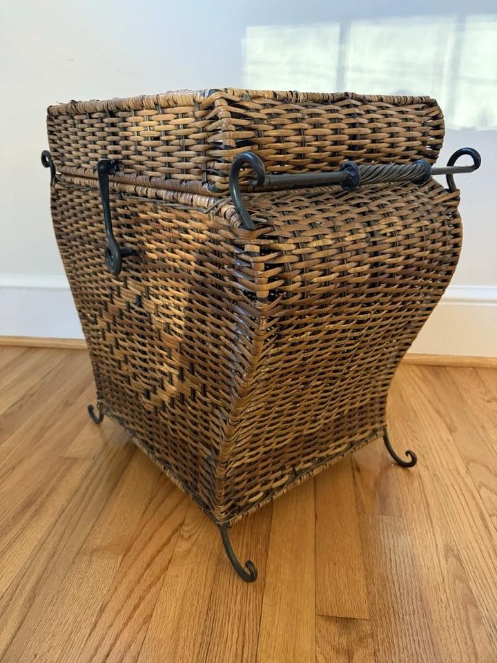 Baúl de almacenamiento vintage de mimbre y hierro forjado negro 20”H x 20” W x 12 D LEER Foto 3 de 4