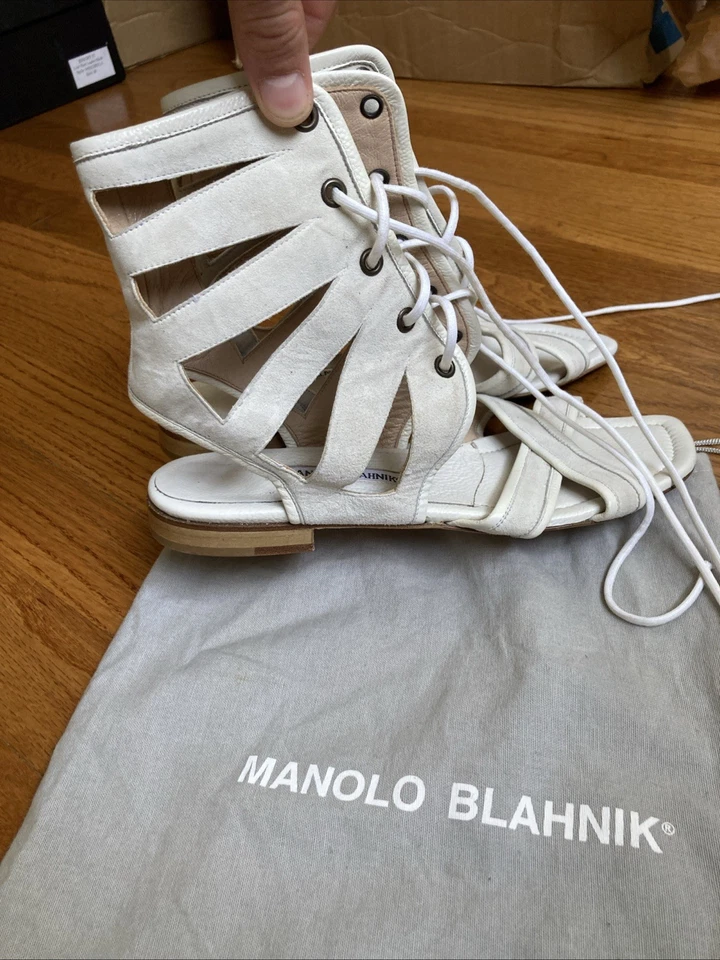 MANOLO BLAHNIK -Sandálias gladiador femininas de couro branco e camurça com alças - Tamanho 39 - Imagem 4 de 4