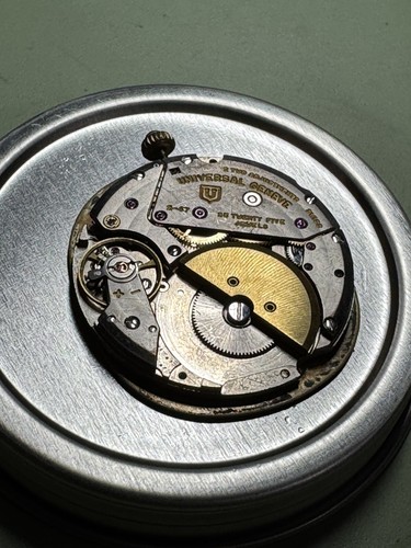 UNIVERSAL GENEVE cal. 2-67 MICRO ROTOR MOVEMENT / GOLDEN SHADOW DIAL and CROWN - Picture 7 of 9