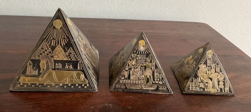 Lovely Set Of 3 engraved vintage brass metal egyptian pyramids paperweights - Picture 2 of 16