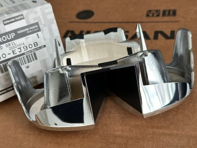 Emblema de rejilla del radiador delantero OEM INFINITI M35 2008-2010 62890-EJ90B Foto 3 de 4