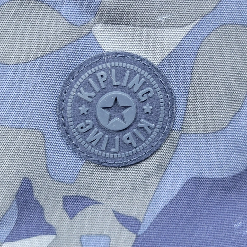 Mochila Kipling Estampado Camuflaje Gris y Negro Mediana Sin Mono Dije con Caja de Lápices Foto 3 de 4