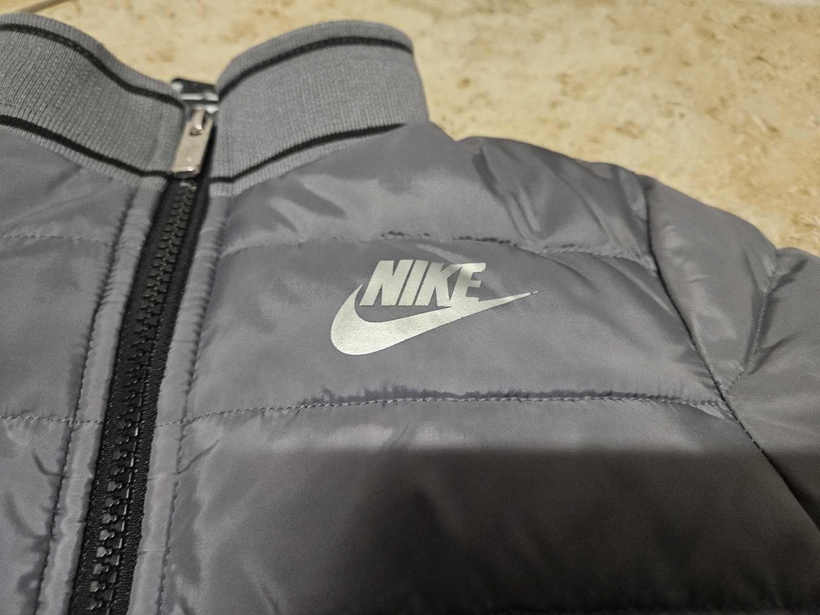 SACAI X NIKE Giubbotto Nike invernale puffer coat full zip taglia 5 ragazzo giovane colore grigio