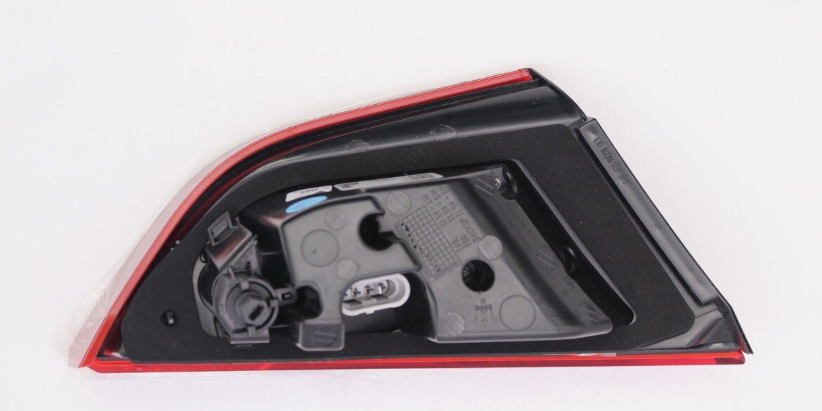 Brand New Genuine Maserati Light Assembly, Right Rear Part Number 670001630