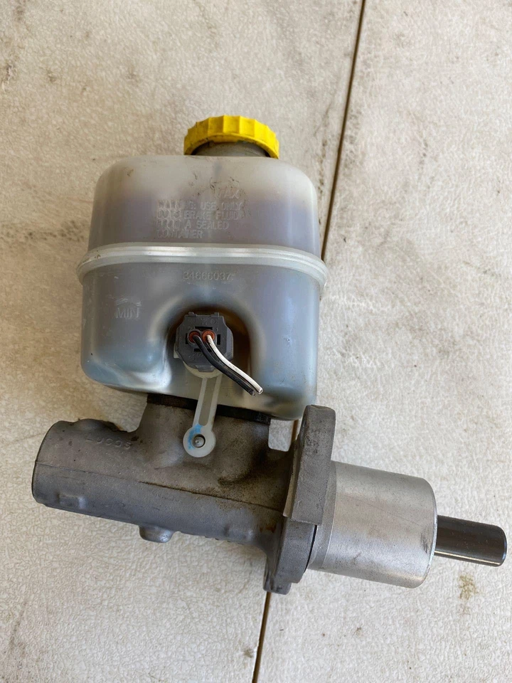 Jeep Liberty Limited 2002-2005 vagón cilindro maestro con tanque de botella de fluido Foto 4 de 4