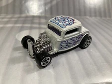 HOT WHEELS loose = 1932 FORD COUPE = WHITE w/t flames  5sp