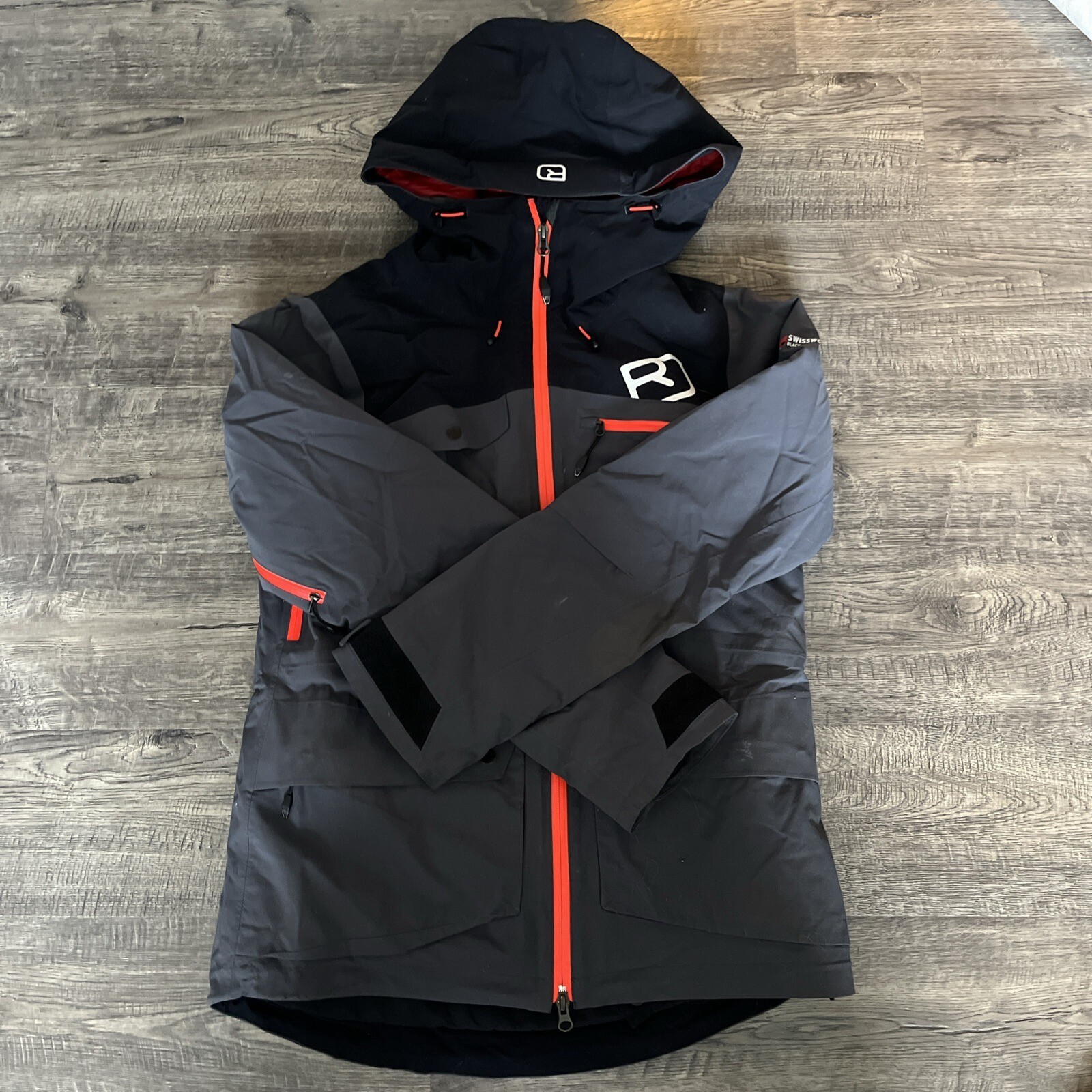 Chaqueta Freeride Aislada de Lana Suiza Negra y Gris para Mujer Precio de venta sugerido por el fabricante $750