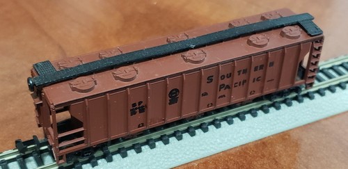 Minitrix N Scale - Southern Pacific (SP) - 47' Covered Hopper Car - Picture 2 of 11