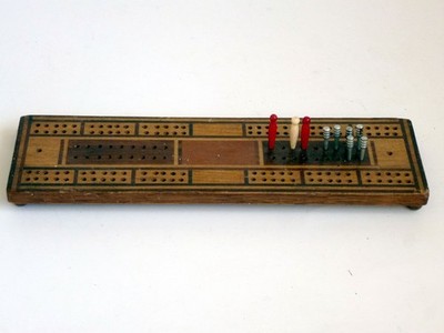 VINTAGE HOLZ PARKETT INTARSIEN CRIBBAGE BRETT AUF FÜSSEN & HERINGEN