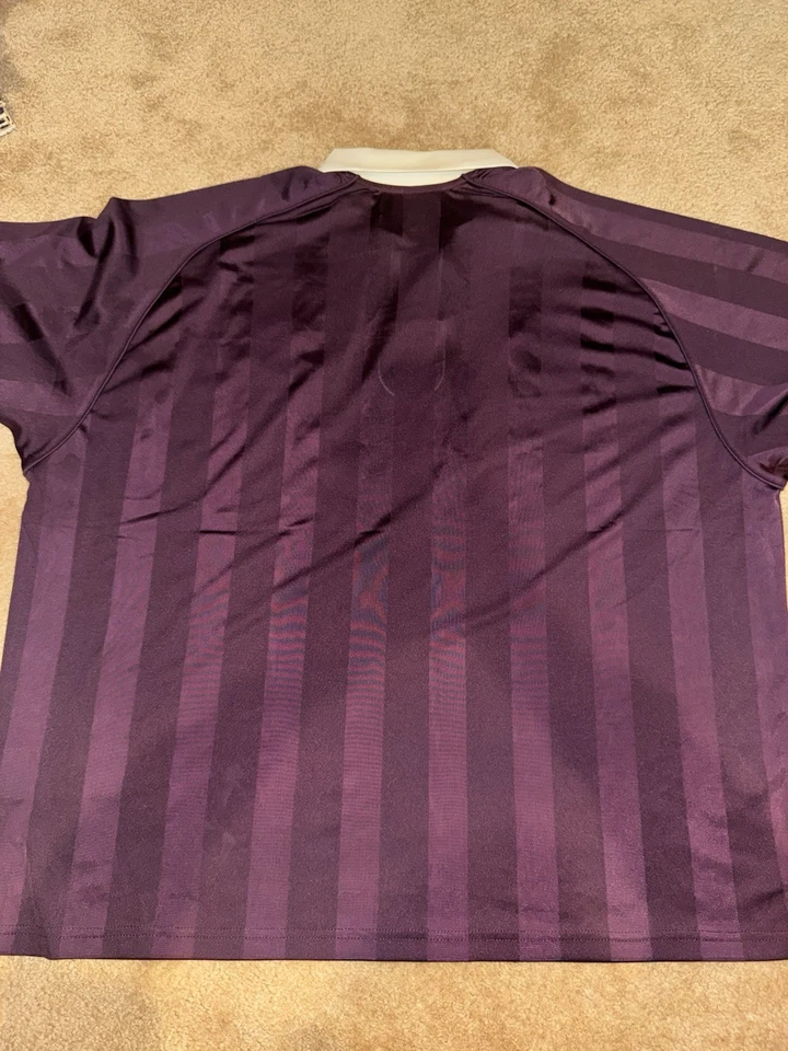 Camiseta de fútbol Kith a rayas Marcel en Borgoña Rave para hombre L Foto 4 de 4