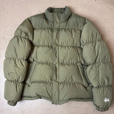 (L) Stüssy Logo Stick Pufferjacke Olive Daunenjacke Down Jacket Winter Skater