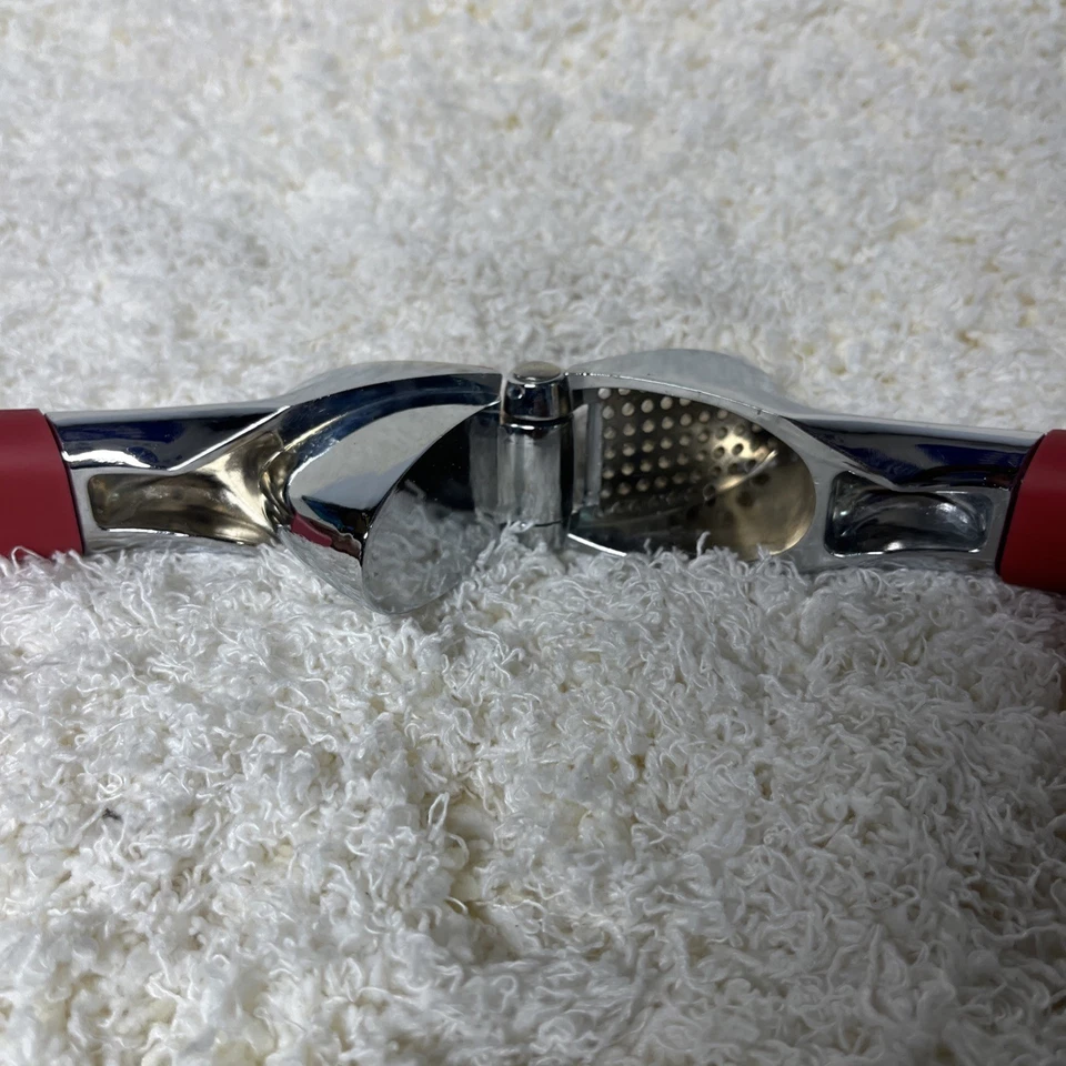 Trudeau 2 in 1 Garlic Duo Garlic Press & Slicer - RED Great Condition - Image 3 of 4