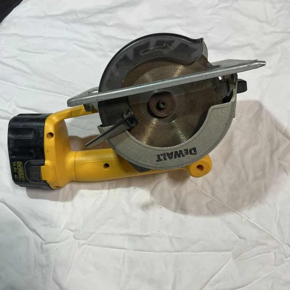 DeWalt DW935 14.4V Cordless 5-3/8" Trim Saw Pre Owned With Battery - Image 4 of 4