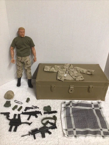 Coffre Footlocker Formatif Soldat Of The World 2002 avec figurine et accessoires