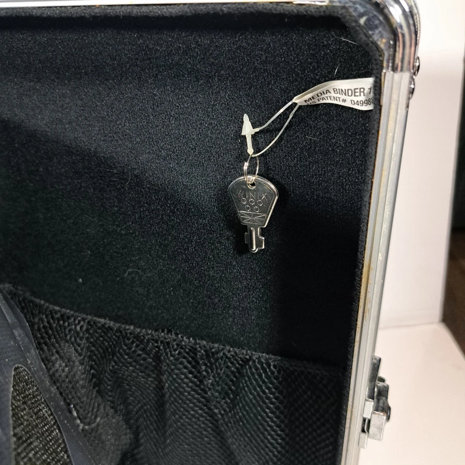 Vaultz Bloqueo Medios Carpeta Maletín CD DVD Blu Ray 128 Capacidad Disco, Teclas +.. Foto 2 de 4