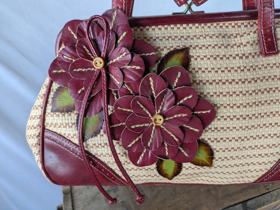 Bolso de Mano Isabella Fiore Tejido Cuero Rojo Flores Kisslock En muy buen estado Foto 2 de 4