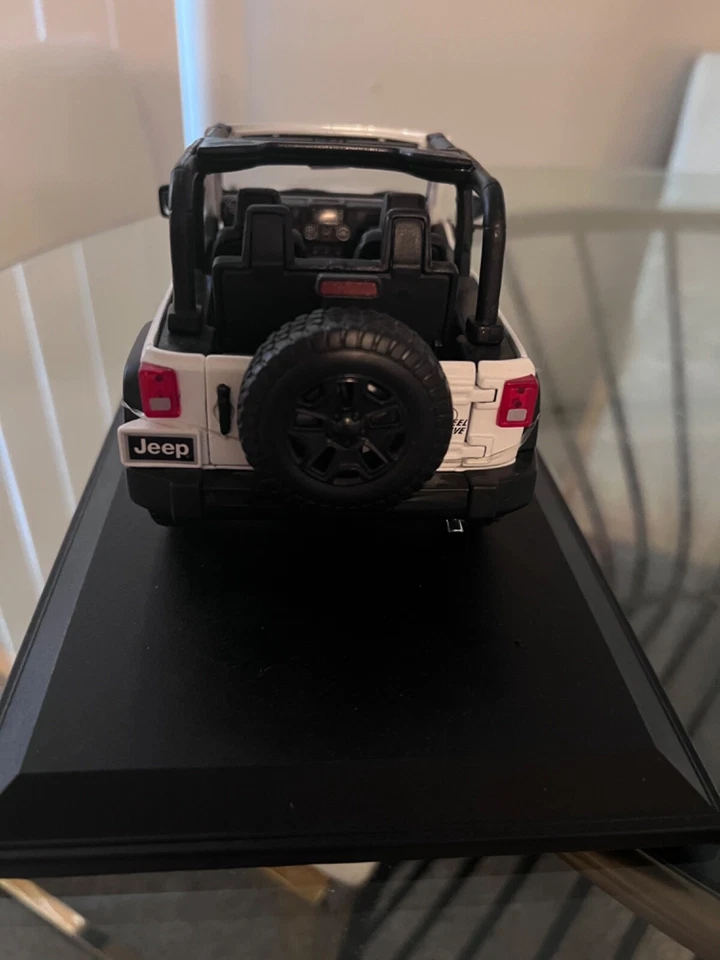 Jeep Wrangler Willys White 2014 Diecast Model Brand New - Image 4 of 4