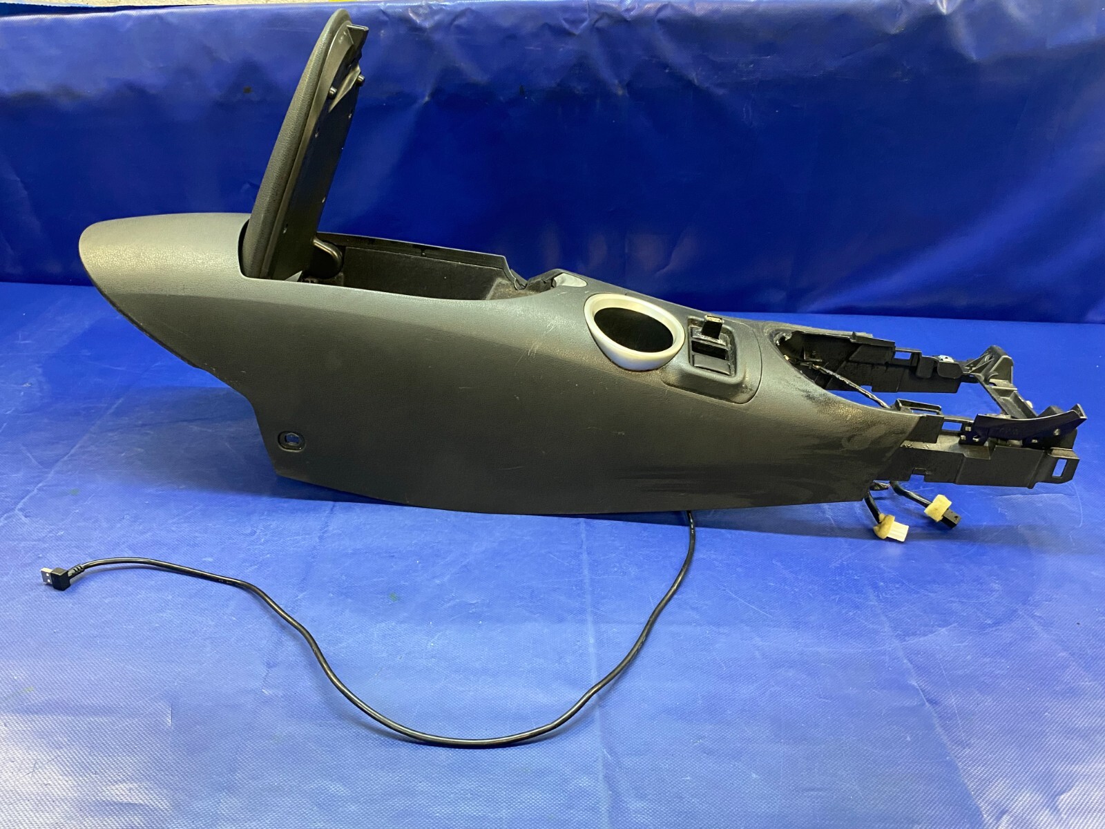 1014 NISSAN 370Z COUPE CENTER CONSOLE CUP HOLDER ARMREST ASSEMBLY