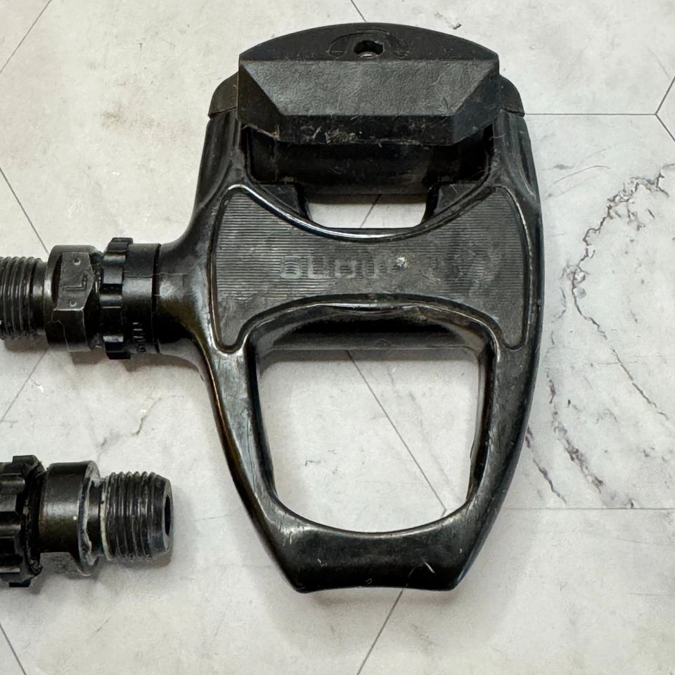 Juego de pedales de bicicleta de carreras de carretera Shimano PD-R540 SPD-SL negro sin clip buen estado Foto 3 de 4