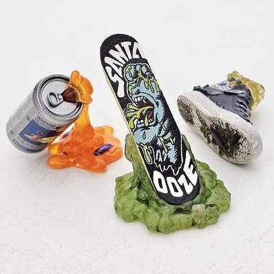 ZURU Mini Brand MEGA GROSS Ekel Miniaturen Parodie Converse Dead Bull Skateboard