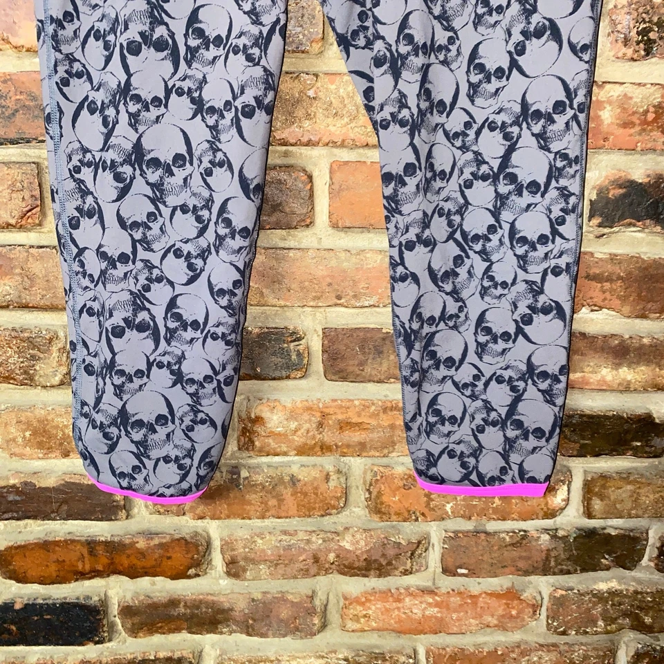 Leggings femininas Torrid Active cinza com estampa de caveira acabamento rosa tamanho 1/1X - Imagem 4 de 4