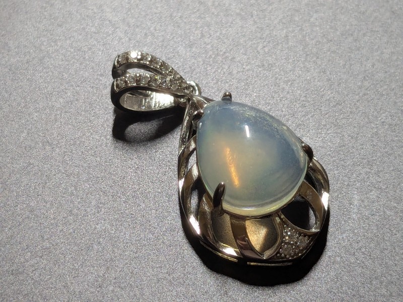 2.50 Ct.Ethiopia Natural White Pear Cut Play-of-Color Opal Silver/RhodiumPendant