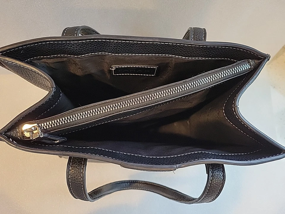 Bolso de hombro pequeño con cremallera Tahari de cuero sintético granulado negro Foto 4 de 4