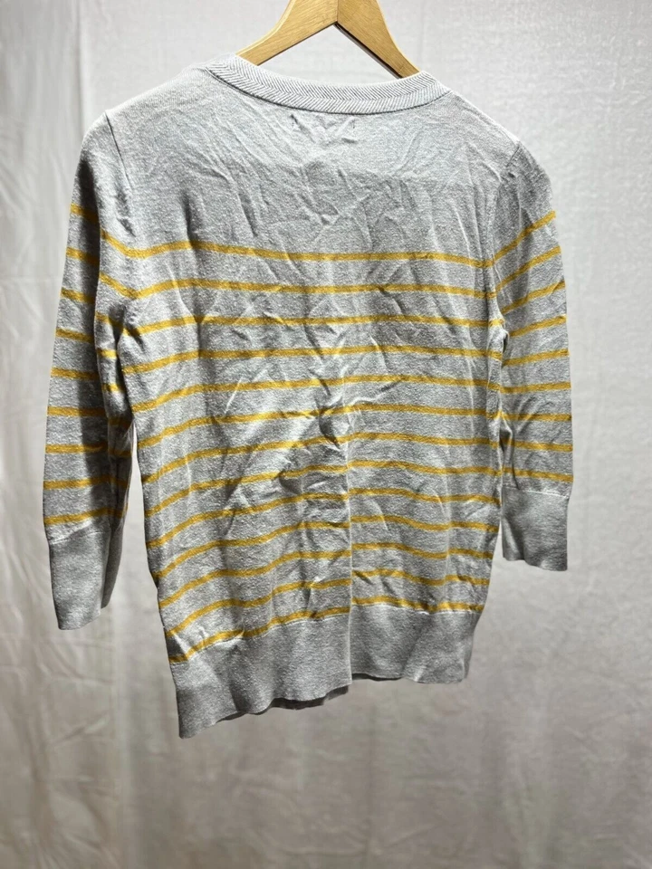 Suéter feminino Banana Republic tamanho XS cinza amarelo faixa botão ombro preppy - Imagem 2 de 4