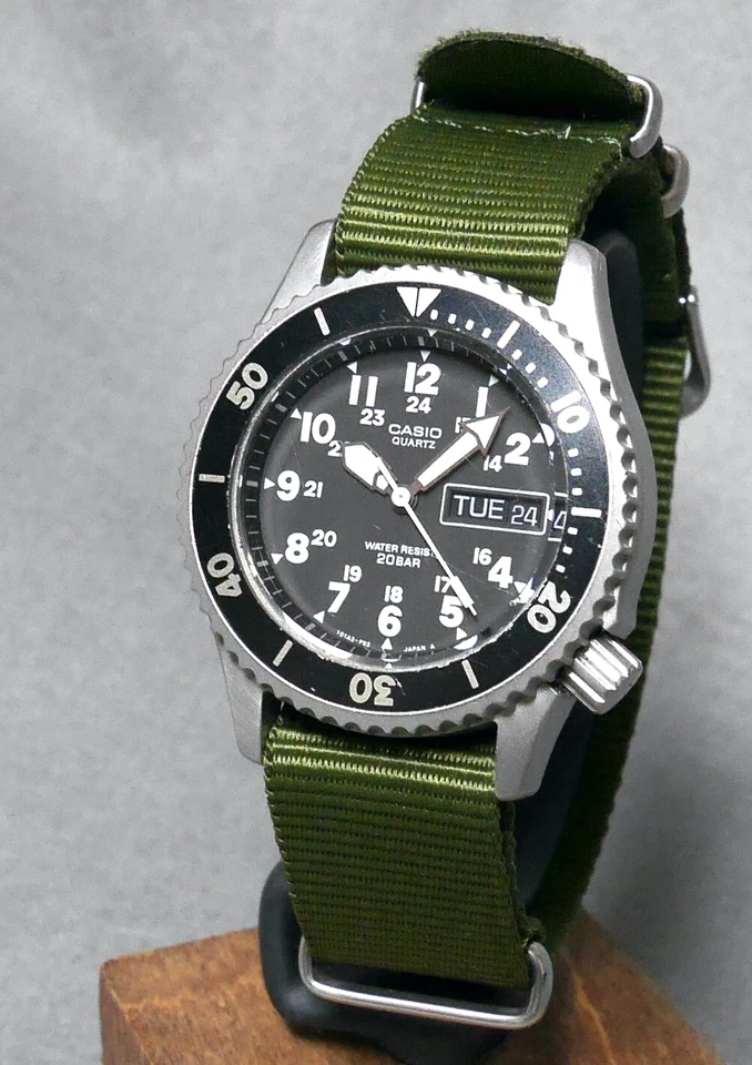 Reloj de buceo CASIO MD-707 1989 negro verde indicador día-fecha luminoso Japón Foto 2 de 4