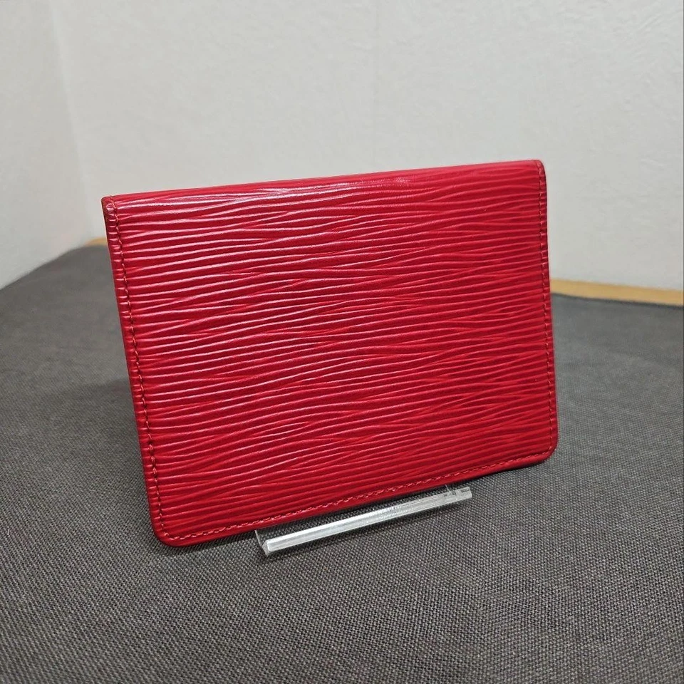Estojo de passaporte Louis Vuitton cartão vermelho autêntico - Imagem 2 de 4