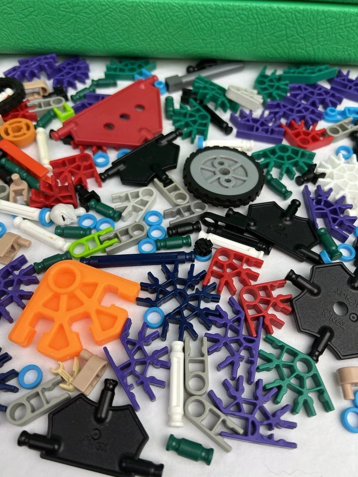 K'NEX 1997 Green Hard Carry Case Organizer +180 Pieces Vintage Toys - Image 4 of 4