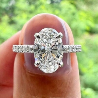 2,65 kt Ovalschliff Moissanit vier Krappen Verlobungsring in 14 K Weißgold plattiert