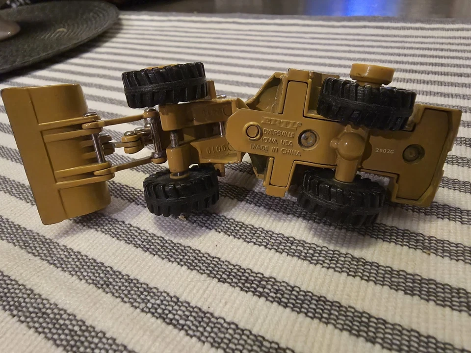 1/64 Die Cast ERTL 950E Caterpillar  CAT  Wheel Loader - Image 4 of 4