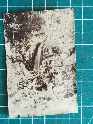 Vr240 Foto um 1910 Menschen stehen am Fuße eines Wasserfalls