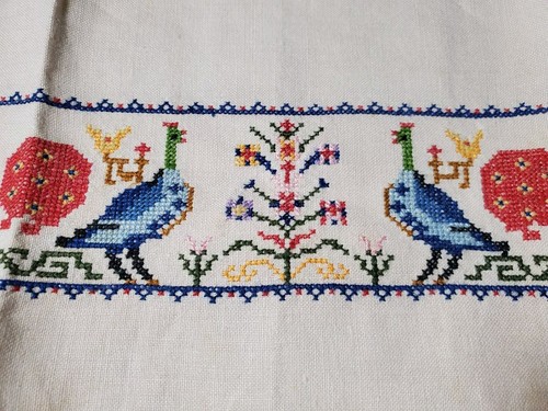 Vintage Leinen Geschirrtuch Handstickerei Vögel Pfauen Blumen Elfenbein 17x28" Vintage - Bild 3 von 11