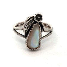 Native American 925 Sterling Silver Oval Mother of Pearl Floral Nature Ring