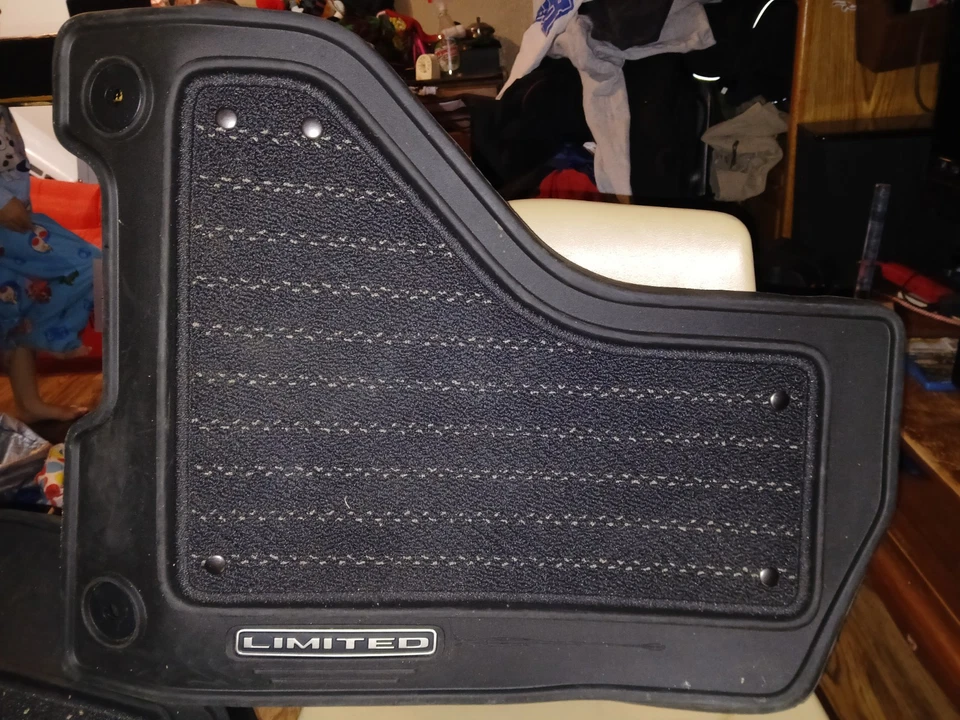 2015-2024 RAM 1500 2500 3500 LIMITED CREW CAB OEM TAPETE DE ASSOALHO CONJUNTO de 3 BORRACHA - Imagem 3 de 4