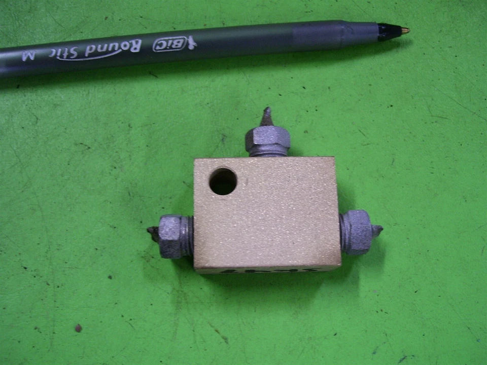 280Z 1980 Datsun 280ZX L28 línea de freno distribución bloque de conexiones delantero Nissan Foto 2 de 3