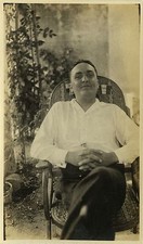 PHOTO ANCIENNE - VINTAGE SNAPSHOT - HOMME MODE CHAISE ROTIN PUBLICITÉ ALCOOL 