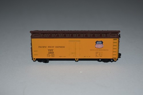 N Scale Con-Cor Pacific Fruit Express 40' Single Door Reefer 15942 C40874 - Picture 2 of 3