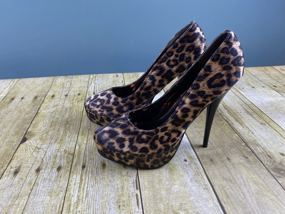 Women’s Size 8.5 Platform Stiletto 5.5” High Heel Leopard Print Pumps READ - Image 3 of 4