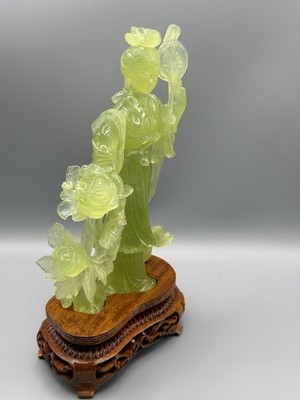  Vintage chinesische handgeschnitzte durchscheinende grüne Jade/Hartstein Dame Figur Box
