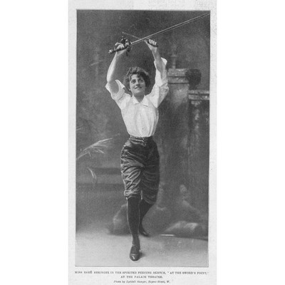Esme Beringer in ''Am Schwertpunkt'' im Schlosstheater Antikdruck 1901