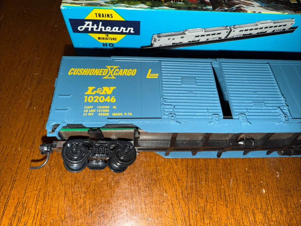 Athearn HO Scale Kit #1321 Louisville & Nashville, 50-ft Double-Door Boxcar. KD’ - Image 2 of 4