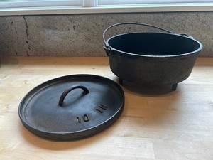 VIntage Cast Iron 3-leg Camp Dutch Oven - No 10 - w/ lid