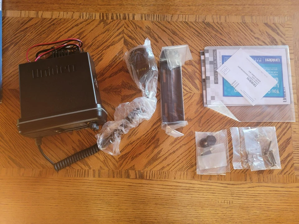 全新 开箱 Uniden Solara BK 小巧型 VHF 海洋收音机 — 第 4/4 张图片