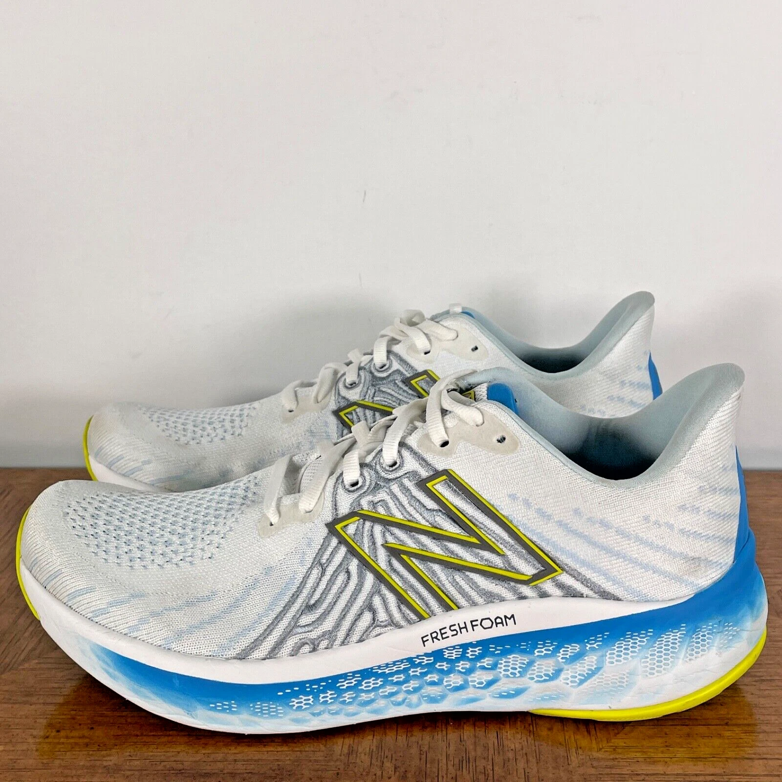 Scarpe uomo New Balance Vongo 5 9 bianco blu schiuma fresca stringate sneakers comode