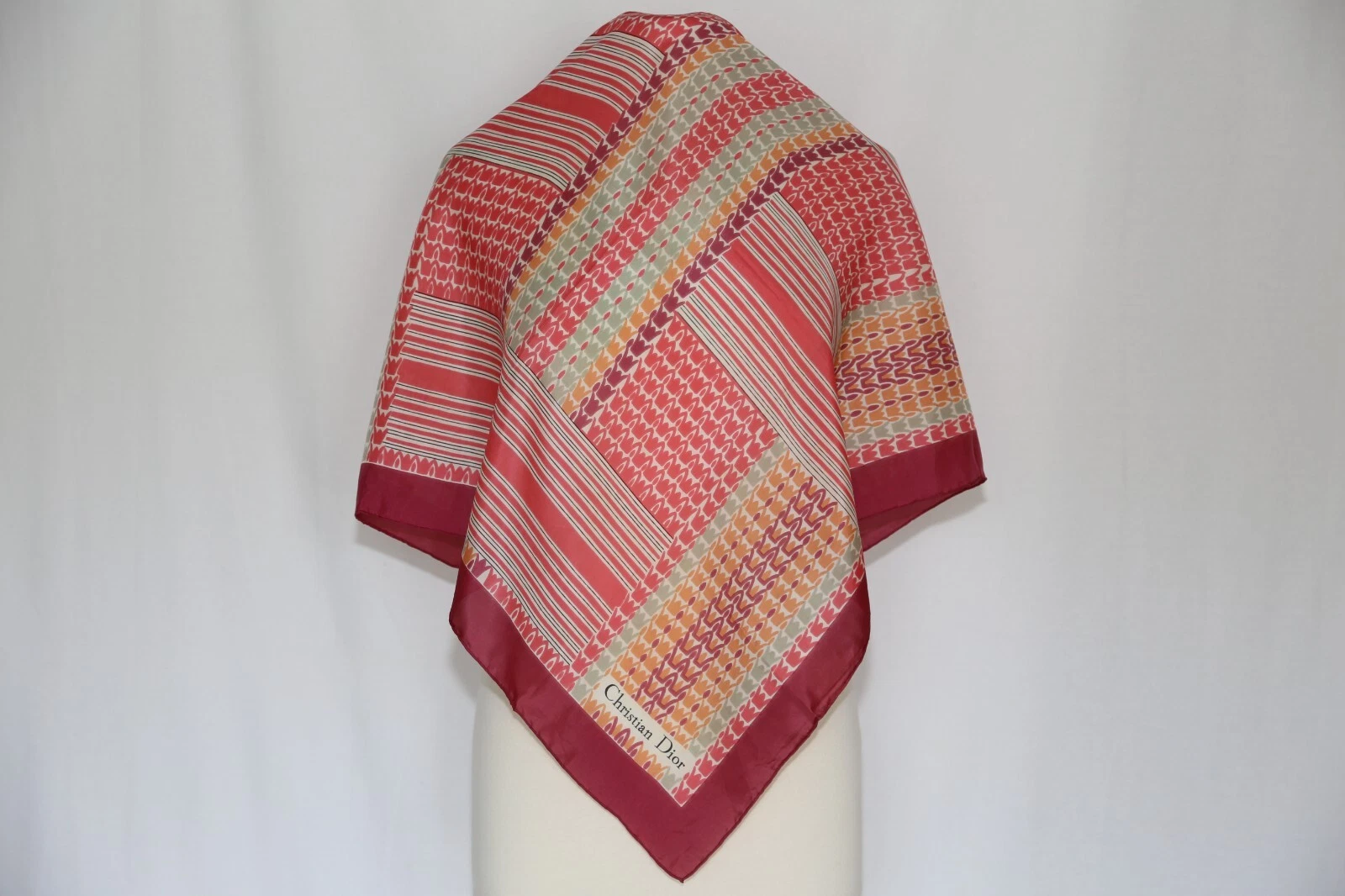 Incroyable Foulard en soie Christian Dior authentique vintage rose peu utilisé